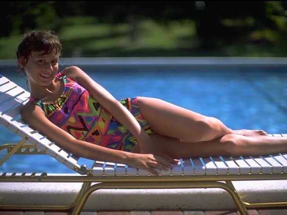 Joven tomando el sol sobre una hamaca.